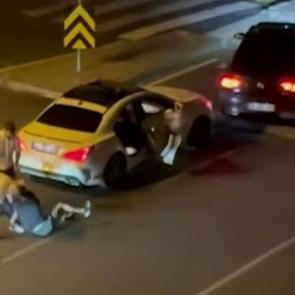 İstanbul Başakşehir'de trafik ter&ouml;r&uuml;: Bir s&uuml;r&uuml;c&uuml; dakikalarca yerde darbedildi