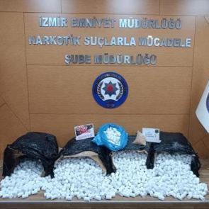 İzmir'de 196 bin 560 sentetik hap ele ge&ccedil;irildi, 3 tutuklama