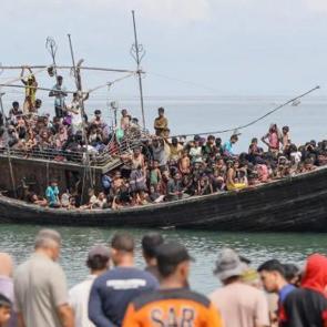 Myanmar a&ccedil;ıklarında facia! G&ouml;&ccedil;men teknesi battı: 500 kayıp