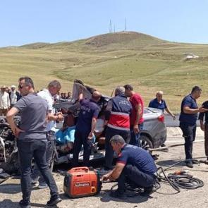 Otomobil kağıt gibi ezildi: 2 &ouml;l&uuml;, 1 yaralı!