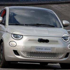 Sınırlı sayıda Fiat 500e Giorgio Armani Collector's Edition yeniden T&uuml;rkiye'de!