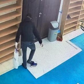 Caminin yardım paralarını kaldırım taşıyla &ccedil;aldı...