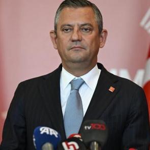 Toplantı sonrası &Ouml;zg&uuml;r &Ouml;zel cephesinden flaş karar!