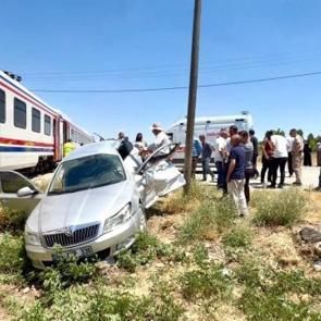 Tren, hemzemin ge&ccedil;itte otomobile &ccedil;arptı: 3 yaralı
