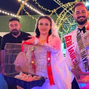 Ustadan evlenen &ccedil;ırağına sıra dışı d&uuml;ğ&uuml;n hediyesi: Altın yerine bakın ne verdi!