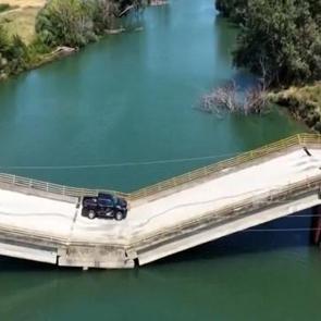 3 yıldır yapılmadı.. Yunanistan'da 20 dakika kazanmak i&ccedil;in yıkık k&ouml;pr&uuml;de &ouml;l&uuml;mle dans