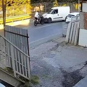 Sultanbeyli'de motosiklet ile hafif ticari aracın &ccedil;arpıştığı kaza kamerada