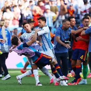 D&uuml;nya Kupası'nda ortalık karıştı! Arjantinli oyuncu 2 İspanyol oyuncuya saldırdı