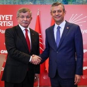 Davutoğlu'ndan &Ouml;zg&uuml;r &Ouml;zel'e 'k&uuml;&ccedil;&uuml;k parti' iması: Yolun sonuna geldik