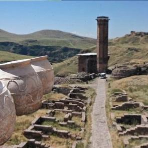 Asırlardır saklıydı! Sel&ccedil;uklu &Ccedil;arşısı'nın altındaki dev depo g&uuml;n y&uuml;z&uuml;ne &ccedil;ıktı