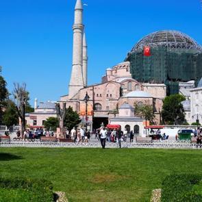 Ayasofya'ya yoğun ilgi: 6 yılda 30 milyondan fazla ziyaret&ccedil;i ağırladı