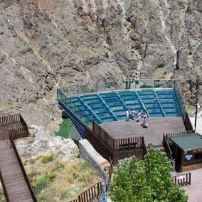 &Ccedil;altı &Ccedil;ayı&rsquo;na karşı 200 metrede adrenalin:Divriği Cam Seyir Terası&rsquo;nda nefes kesen deneyim