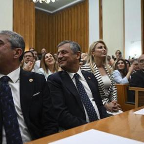 CHP'de tarihi kopuş! &Ouml;zg&uuml;r &Ouml;zel dahil 91 milletvekili istifa etti! Yeni Parti kuruluyor...