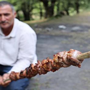 Fındık dallarında pişen, tek baharatlı Tokat lezzeti: Muhat kebabı