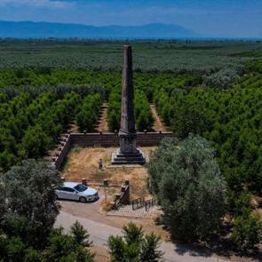 G&ouml;ren anlam veremiyor! Zeytin bah&ccedil;eleri ortasında 2 bin yıllık anıt mezar
