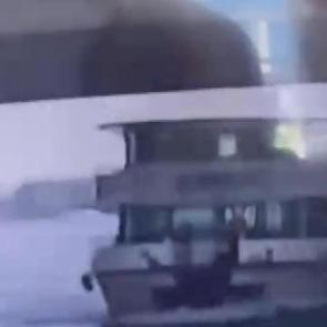 Hali&ccedil;'te korkun&ccedil; kaza! Tur teknesi k&ouml;pr&uuml;ye &ccedil;arptı: 1 &ouml;l&uuml;