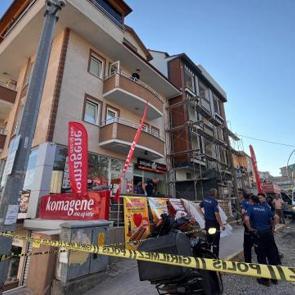 İnşaat iskelesinden d&uuml;şen iş&ccedil;i &ouml;ld&uuml;