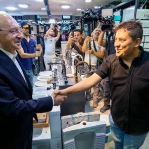 Kılı&ccedil;daroğlu, &Ouml;zg&uuml;r &Ouml;zel veda konuşmasını yaparken esnafı ziyaret etti