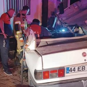 Mardin'de trakt&ouml;rle &ccedil;arpışan otomobildeki 4 kişi yaralandı