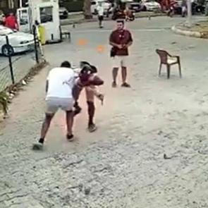 Muğla'da sokak ortasında bı&ccedil;aklı d&uuml;ello: Kan donduran g&ouml;r&uuml;nt&uuml;ler ortaya &ccedil;ıktı