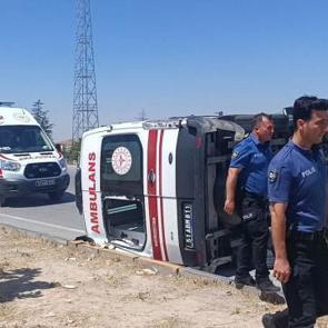 Niğde'de ambulans ile otomobil &ccedil;arpıştı: 5 yaralı