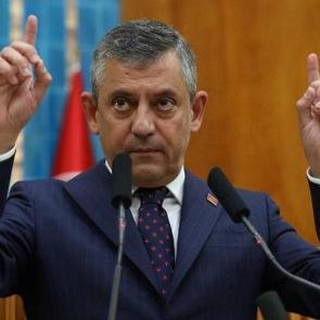 &Ouml;zg&uuml;r &Ouml;zel şikayete doymamıştı: Yeni partiye ilk tebriğin adresi şaşırtmadı