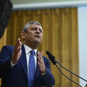 &Ouml;zg&uuml;r &Ouml;zel 'Yeni Parti'yi a&ccedil;ıkladı! CHP k&uuml;rs&uuml;s&uuml;ne veda etti