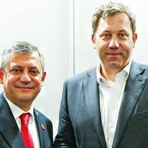 &Ouml;zg&uuml;r &Ouml;zel'in YENİ Parti'sine yurt dışından ilk destek
