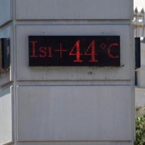 Kent cayır cayır yanıyor! Termometreler 44 dereceyi g&ouml;sterdi