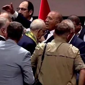 Kılı&ccedil;daroğlu rozet takarken sahneye &ccedil;ıkıp &ouml;n&uuml;ne gelene fır&ccedil;a attı: Lan, t&ouml;vbe Ya Rabbi...