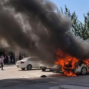 Şanlıurfa'da hastane otoparkındaki otomobil yandı
