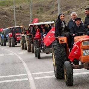 S&ouml;z&uuml;n&uuml; tutmadığı trakt&ouml;rle şova devam: &Ouml;zg&uuml;r &Ouml;zel'den pes dedirten y&uuml;zs&uuml;zl&uuml;k
