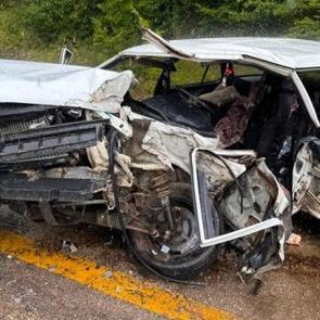 TIR ile otomobil &ccedil;arpıştı: 1 &ouml;l&uuml;, 2 ağır yaralı