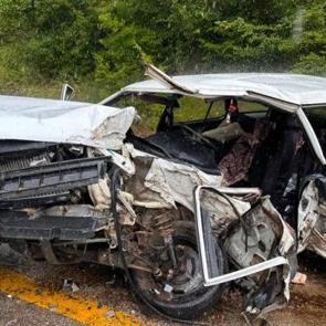Karab&uuml;k'te TIR ile otomobil &ccedil;arpıştı: 1 &ouml;l&uuml;, 2 ağır yaralı