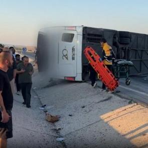 Yolcu otob&uuml;s&uuml; bariyerlere &ccedil;arpıp devrildi! &Ccedil;ok sayıda yaralı var