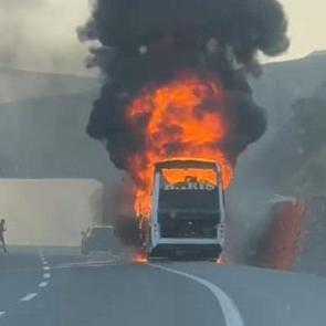 Erzincan'da cayır cayır yanan yolcu otob&uuml;s&uuml;nde patlama