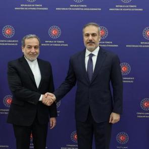 İran&rsquo;dan T&uuml;rkiye ve Pakistan&rsquo;la kritik telefon: &lsquo;ABD&rsquo;ye karşılık vermeye hazırız&rsquo;