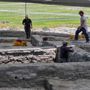 Bir benzeri Almanya&rsquo;da! Altın muska Konya&rsquo;daki kazılarda ortaya &ccedil;ıktı