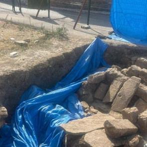 Bursa'da tarihi mezarın &uuml;st&uuml; kapatılarak otopark g&ouml;r&uuml;n&uuml;m&uuml; verildi iddiası 