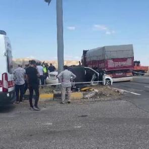 &Ccedil;ankırı'da feci kaza... Kamyon ile otomobil &ccedil;arpıştı: 3 &ouml;l&uuml;, 2 yaralı