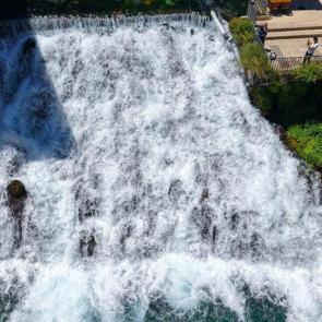 Elazığ&rsquo;ın turkuaz g&uuml;zelliği &Ccedil;ır&ccedil;ır Şelalesi yerli ve yabancı turistlerin ilgi odağı oldu