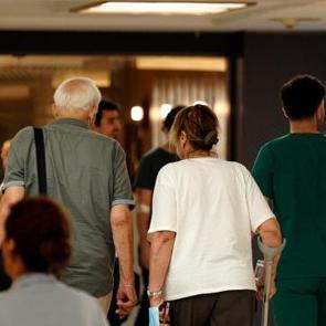 Emeklilere 70 yaş m&uuml;jdesi: Medipol'de sıfır katılım payı ile sağlığınız emin ellerde