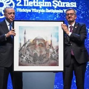 Erdoğan&rsquo;a Ayasofya&rsquo;nın yeniden a&ccedil;ılışını simgeleyen tablo hediye edildi