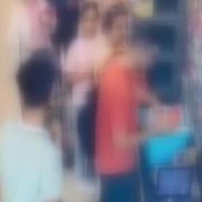 Esenyurt'ta yolda bulduğu kartla 10 bin TL&rsquo;lik alışveriş yapan ş&uuml;pheli kamerada