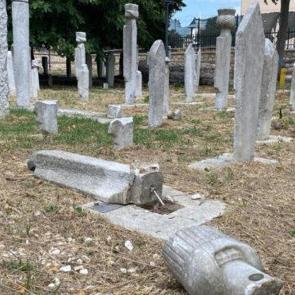 Fatih'teki tarihi hazirede 7 mezar taşını kırıp ka&ccedil;tı