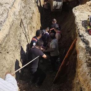 Hatay'da g&ouml;&ccedil;&uuml;k! Toprak altında kalan iş&ccedil;i hayatını kaybetti 