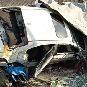 İstanbul'da bir otomobil gecekonduya &ccedil;arptı! Yaralılar var