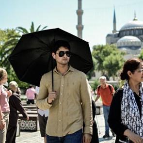 İstanbul'da sıcak hava etkili oldu: Turistler g&ouml;lge ve şemsiyeye sığındı