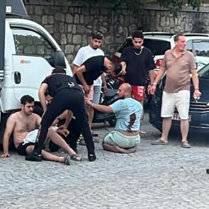 Kağıthane'de yol verme kavgası! Ortalık kan g&ouml;l&uuml;ne d&ouml;nd&uuml;: 4 kişiyi bı&ccedil;akladı 