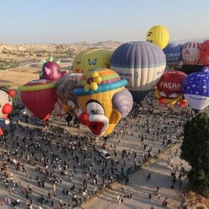 Kapadokya semaları fig&uuml;rl&uuml; balonlarla renklendi